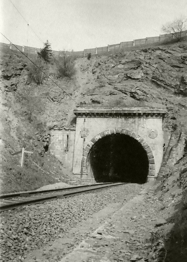 Zabytkowy tunel kolejowy w Unisławiu Śląskim, fot. archiwalna