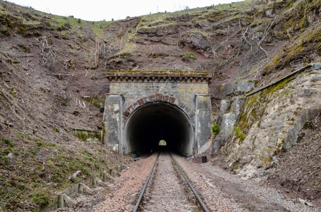 Zabytkowy tunel kolejowy w Unisławiu Śląskim